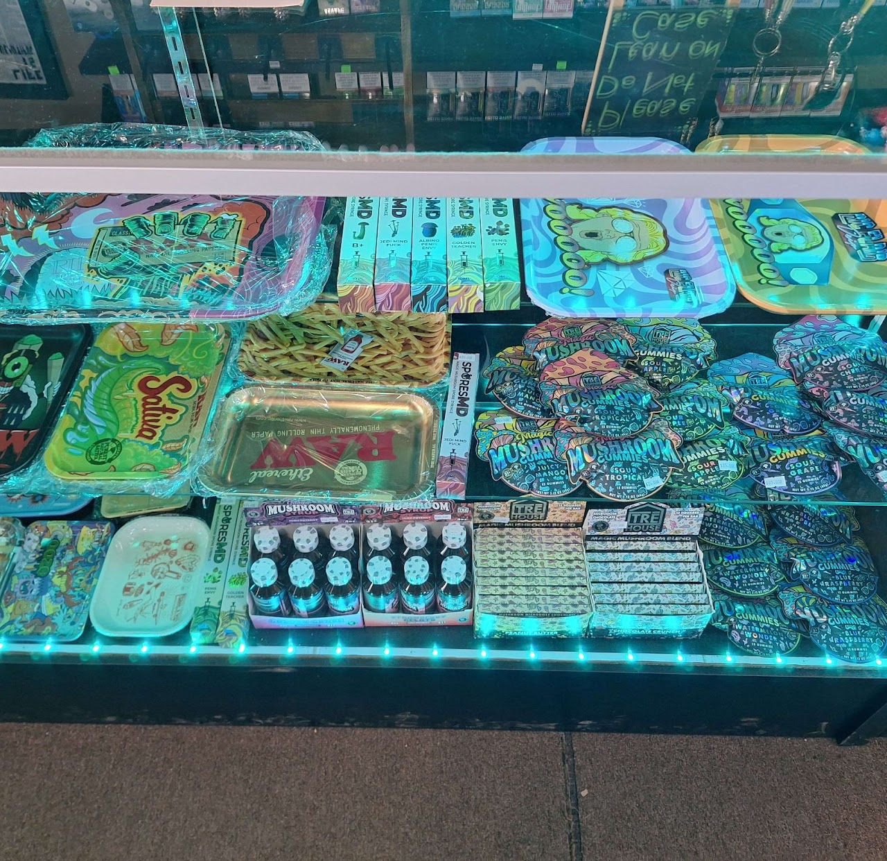 Glass water pipes, bongs, and artisan pieces